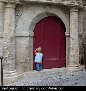 Photo of a little visitor at the door